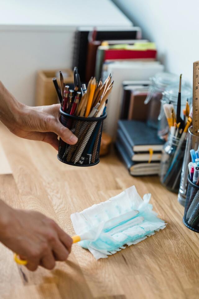 Üzerinde üretim yapılan, çalışılan alandaki dağınıklık zihinsel karmaşayı artırır. Minimalist bir masa düzeni ile işe başlanabilir.