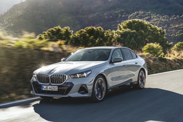 BMW 5 Serisi Sedan, içten yanmalı ve tamamen elektrikli motor seçenekleriyle sunuluyor.