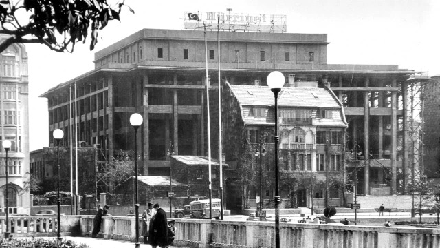 Maddi yetersizlikler nedeniyle bir süre binanın inşaatı devam etmedi.