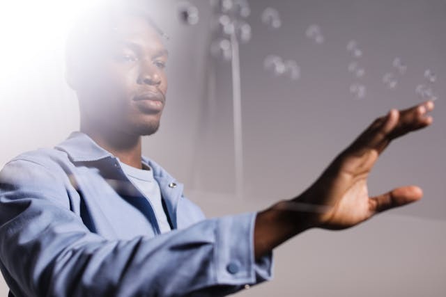 Gelecekte hologram teknolojisine AR ve VR’ın dahil edileceği ve bu sayede ekiplerin üç boyutlu nesne, ürün veya modellerle fiziksel etkileşime girebileceği tahmin ediliyor.