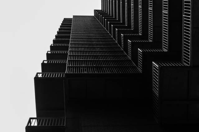Japonya bir deprem ülkesi. Ancak yüksek binalarını depreme dayanıklı olarak inşa ederek, depremle yaşamayı öğrenmiş.  