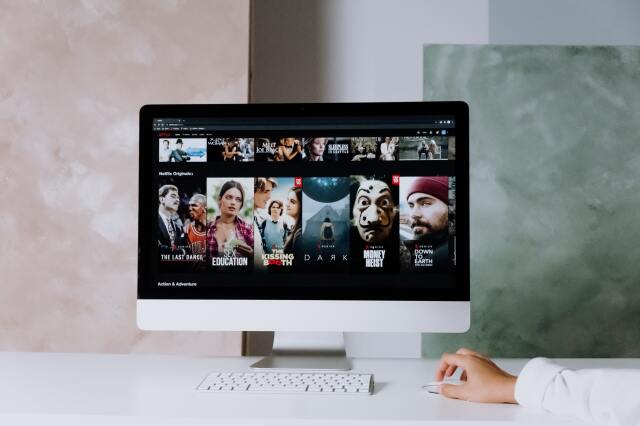 Netflix’in Fast Laughs isimli uygulaması son dönem, tartışmaları da beraberinde getiren, özellikle Z kuşağının gözde uygulaması TikTok’a benzetiliyor.