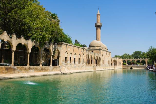 Şanlıurfa’da bulunan Balıklıgöl ardında bir efsane saklıyor. 