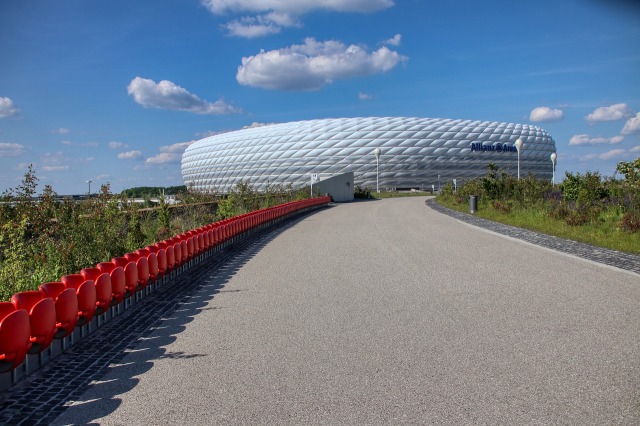 Allianz Arena’nın ilk temel taşını efsane Alman futbolcu Beckenbauer koydu. 