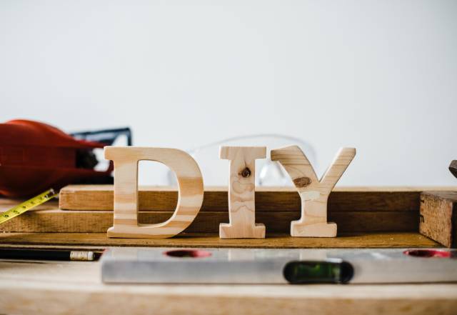 Pinterest’teki DIY panolarını inceleyerek “Atma, tamir et” akımı konusunda ilham veren bilgiler edinebilirsiniz.