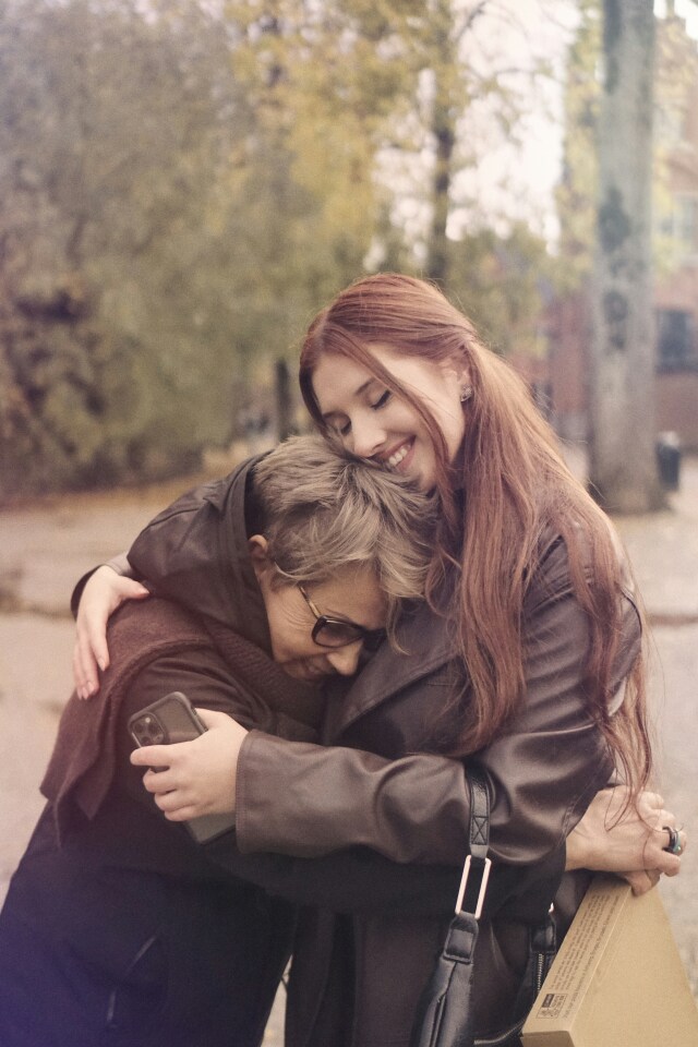  Annenin kollarındaki sıcaklık, nesilden nesile geçen bir sevgi bağının simgesi.