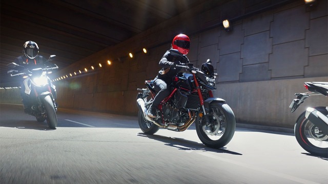 Şehir içi kullanım için özel olarak tasarlanan Honda Hornet, 100 km’de 4,4 litre yakıt tüketiyor.