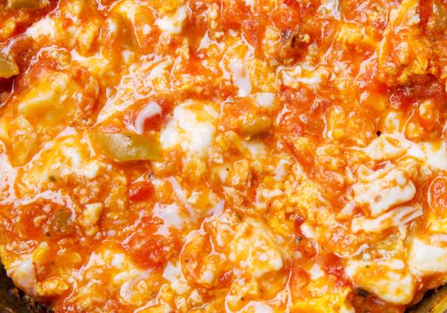 Yumurta, domates ve biberin harika uyumu: Menemen.