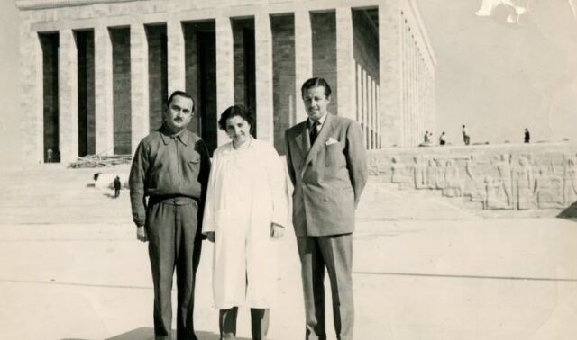 Prof. Emin Onat ve Prof. Orhan Arda'nın projesi olan Anıtkabir'in inşaatı 9 Ekim 1944'te görkemli bir temel atma töreni ile başladı ve yaklaşık 10 yıl sürdü.