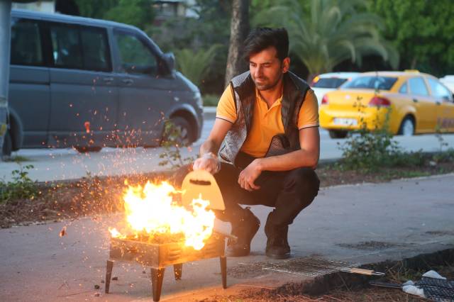 Mangalın başındaki kişiler belirli aralıklarla mangaldan uzaklaşmalıdır.|Fotoğraf: Cenk Ertekin