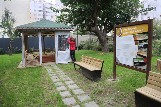 Afet Eğitim Parkı'ndaki kamelya brandalarla kapatılıp bir çadıra dönüştürülüyor.