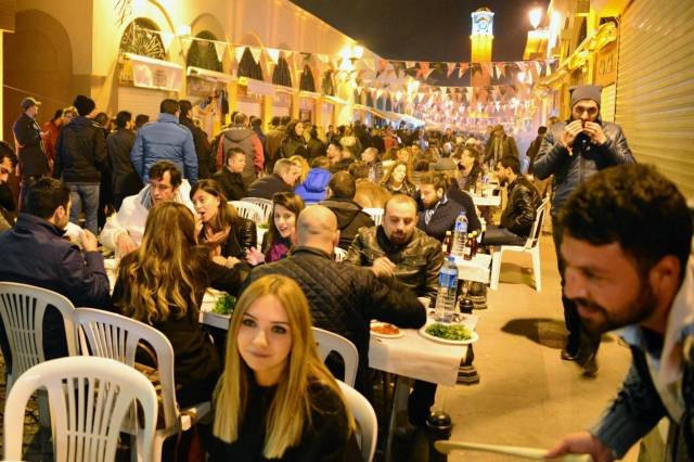 Adana’da hayat tam manasıyla “sokakta yaşanıyor”.
