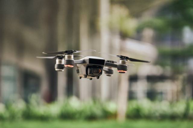 Çocukluğumuzun uzaktan kumandalı araba ile oynama keyfi yerini drone’lara bıraktı.