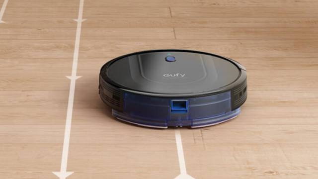 Anker Eufy RoboVac G10, gelişmiş navigasyon teknolojisiyle hızlı bir temizlik sağlıyor.  