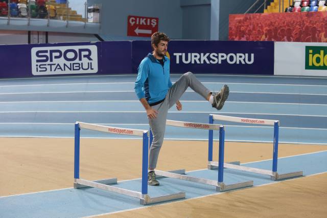 Engelli koşu, koşu mesafesinin içine yerleştirilen engellerle zorlaştırılmış bir sprint koşusudur. 