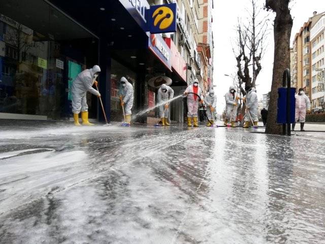 Birçok belediye çözümü sokakları yıkamakta aradı, Bu belediyelerden biri de Çorum’du.