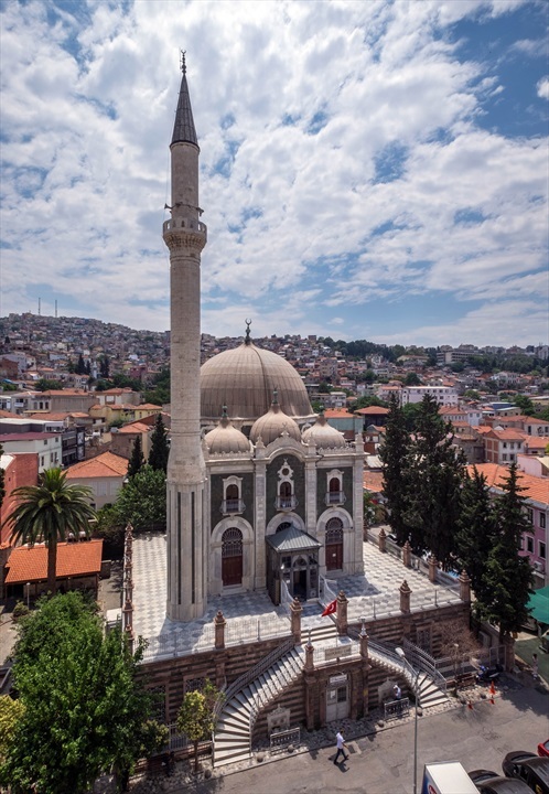 Barok mimari tarzının yansımalarını taşıyan cami, restorasyon sonrası ilgi görüyor. 