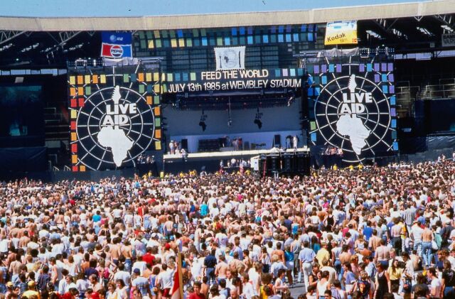 13 Temmuz 1985’teki Live Aid konserinde 100 bini aşkın seyirci Wembley’deydi ve hava sıcak olduğu için görevliler zaman zaman seyircileri hortumlarla ıslatmak zorunda kaldı. 