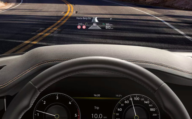Üçüncü nesil Touareg’deki Head Up Display (Renkli Ek Bilgilendirme Ekranı).