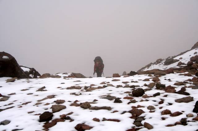 Kazbek’in tırmanış ayları haziran-temmuz-ağustos. Ancak bu uygun mevsimler dışında kış dağcılığını tercih edenler, şartların kötü olduğu zamanlarda da zirveyi zorluyorlar.|Fotoğraf: Cenk Ertekin