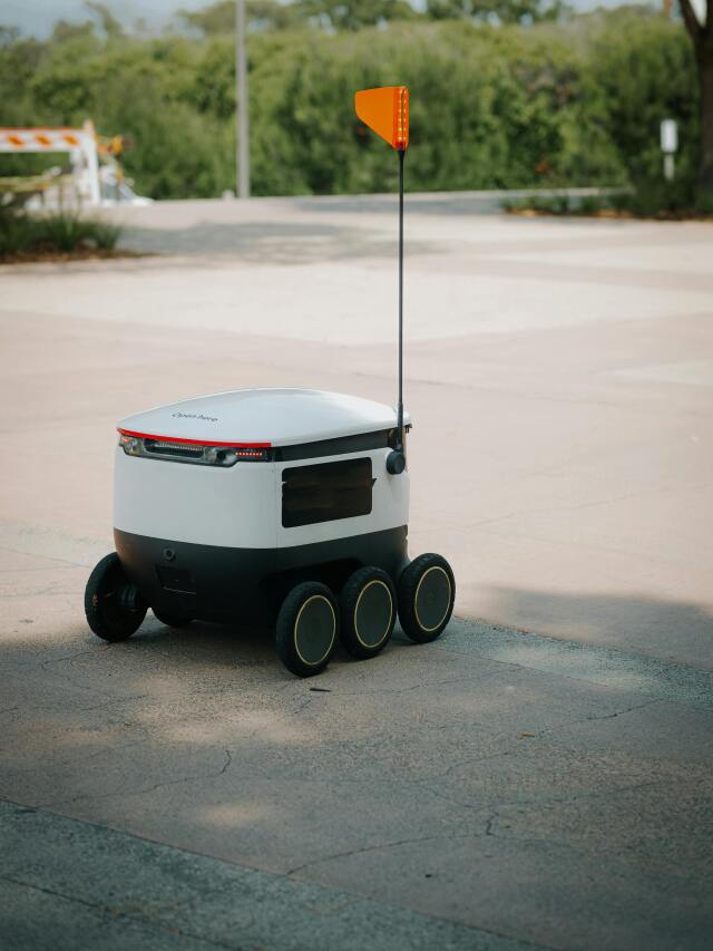 Otonom araçlar arasında görülen Teslimat robotları ve drone’lar da lojistik sektörünün işleyişini değiştiriyor.