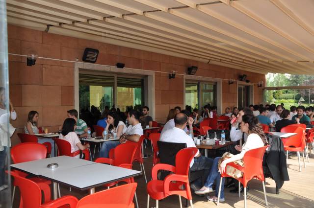 Yeditepe Üniversitesi kırmızı kantinde sıradan bir gün. (Kaynak: yeditepe.edu.tr)