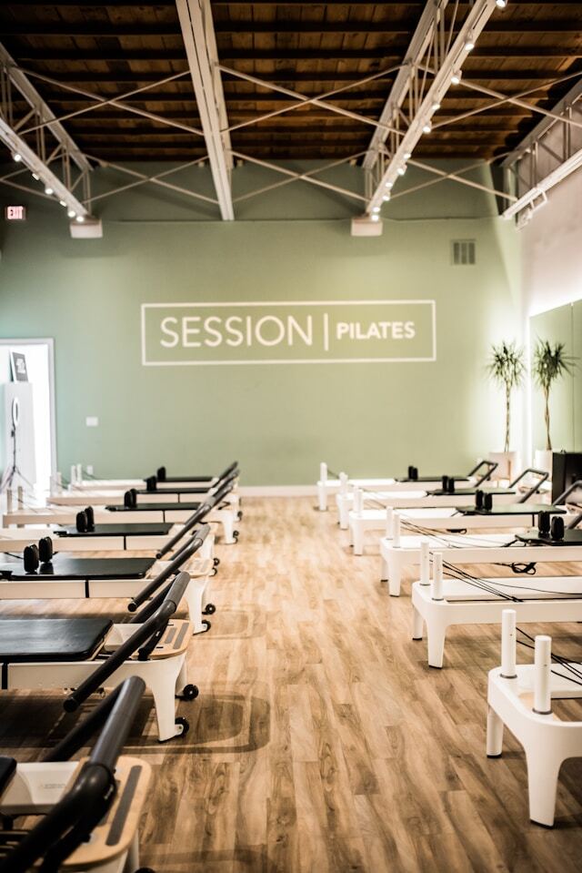  Büyük bir alet ve uzman bir eğitmen eşliğinde yapılması gereken pilates çeşitleri arasında reformer, cadillac ve tower pilates yer alıyor.