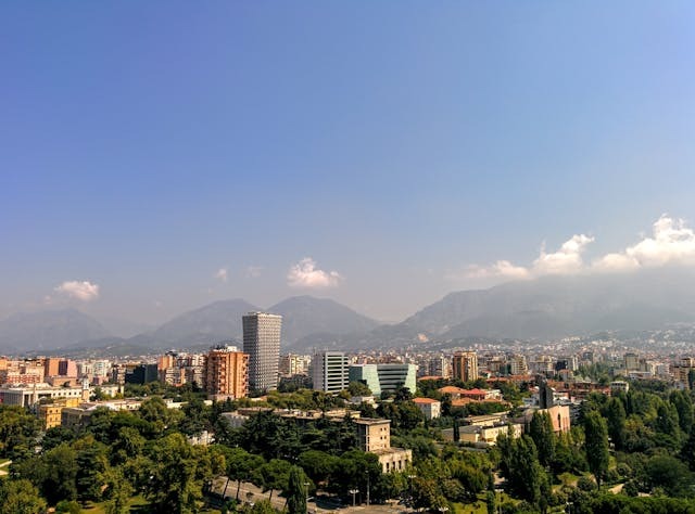 Başkent Tiran’da birçok eğlence mekanını da sanat ve kültür merkezlerini de bulmak mümkün. 