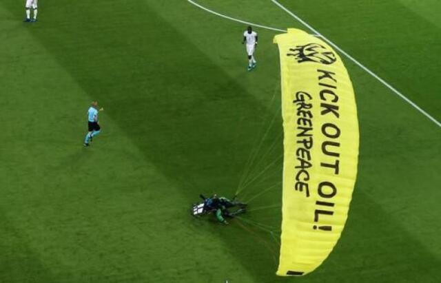    Allianz Arena Stadı’na inen paraşütün üzerinde “Petrole kırmızı kart gösterin” yazıyordu.