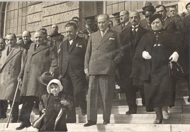      Mustafa Kemal Atatürk ve manevi kızı Ülkü. 