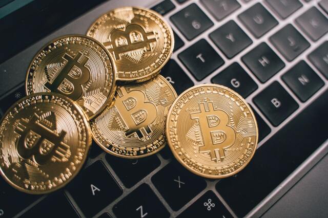Bitcoin ve diğer kripto paraların rağbet görmesi, parayı yüzyıllardır kontrol eden kitleleri huzursuz ediyor.
