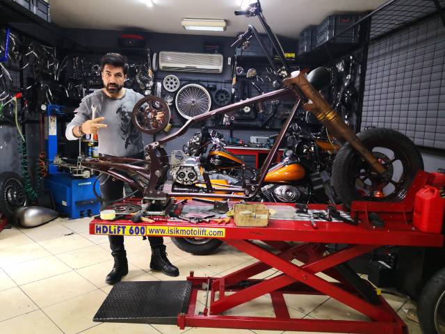Kendi motorunu kendisi tasarlayan Erkan Gündüz yurt dışına kendi tasarladığı motorla gidiyor. 