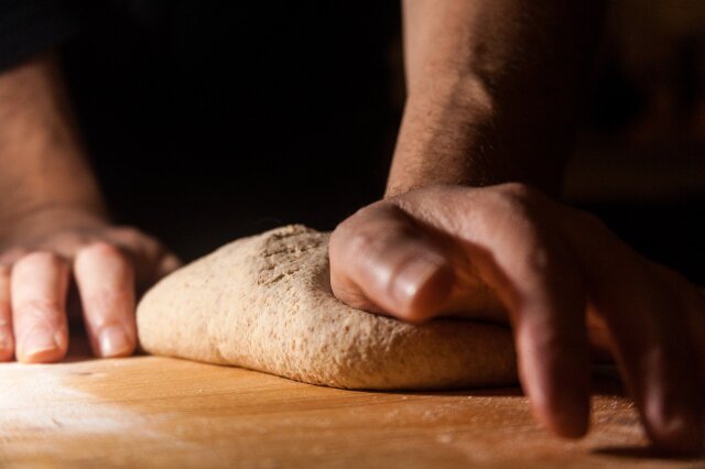 Tam buğday unlu pide, beyaz unlu pideye göre daha çok lif ve protein içerir