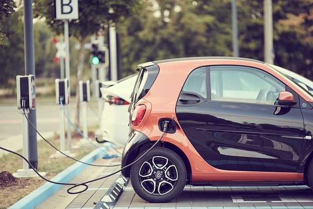Elektrikli otomobiller gibi çalışan hidrojen yakıt hücreli araçların yakıt deposu, elektrikli araçlar gibi uzun sürede değil, benzinli araçlar ile aynı sürede doluyor.  