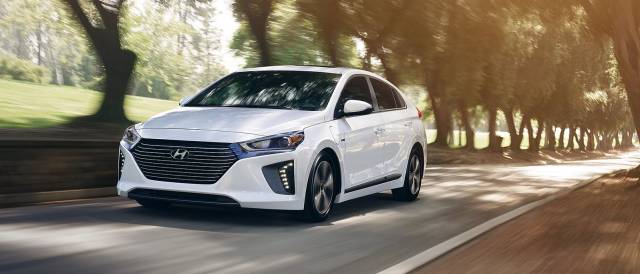 Hyundai Ioniq, tamamen elektrikli motora sahip model seçeneğine de sahip ancak hibrid motorlu modeliyle daha çok öne çıkıyor.
