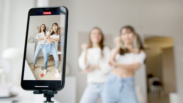  Sosyal medya platformu Tiktok’ta, özellikle gençler tüm duygularını dansla ifade ediyor. Videolar milyonlarca kez izleniyor, beğeni alıyor. 
