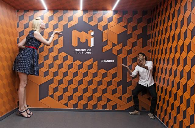 Ames Room. 